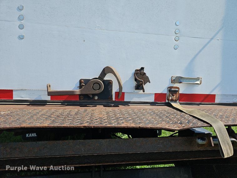 image for item DN8611 2004 GMC C7500  delivery truck