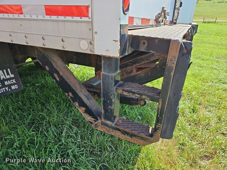 image for item DN8611 2004 GMC C7500  delivery truck