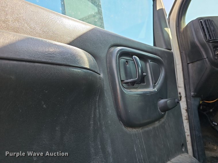 image for item DN8611 2004 GMC C7500  delivery truck