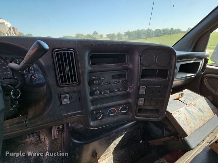 image for item DN8611 2004 GMC C7500  delivery truck