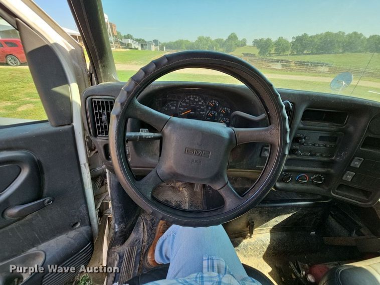 image for item DN8611 2004 GMC C7500  delivery truck