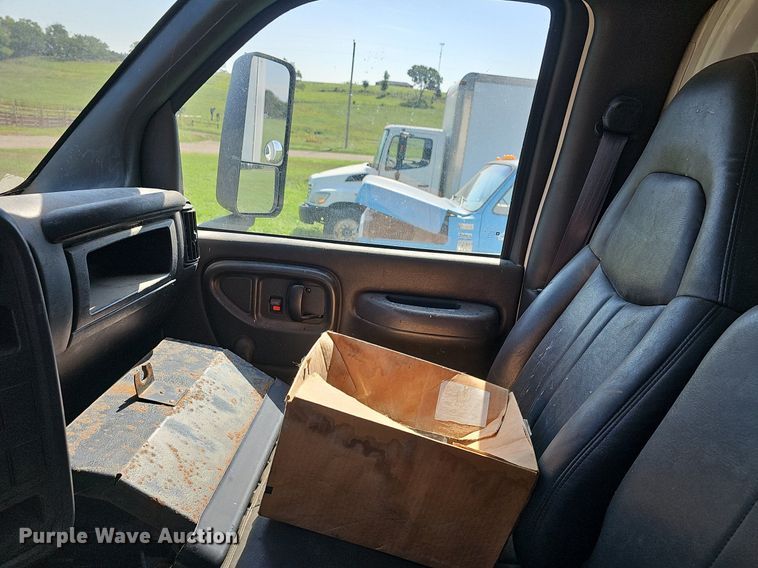 image for item DN8611 2004 GMC C7500  delivery truck