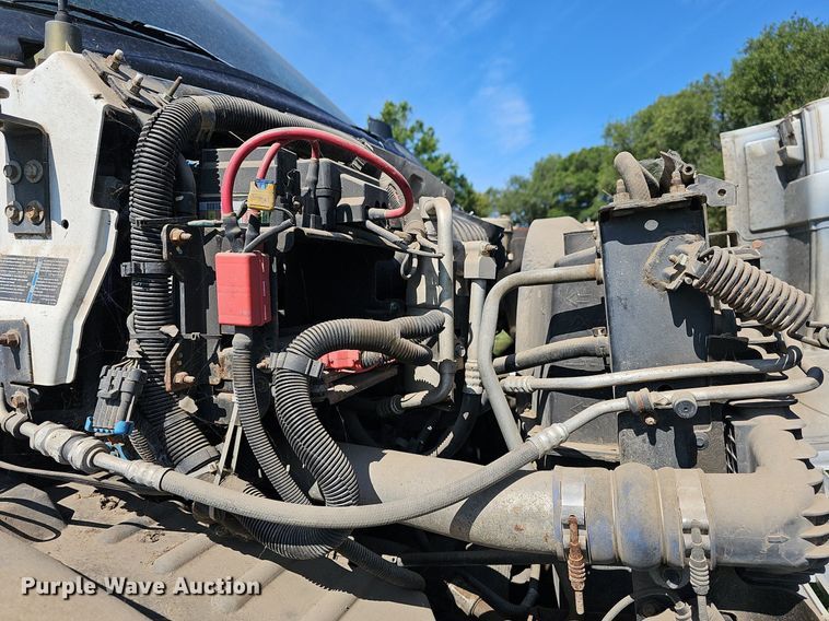 image for item DN8611 2004 GMC C7500  delivery truck