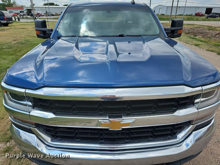 image for item DO2875 2017 Chevrolet Silverado 1500  Crew Cab pickup truck