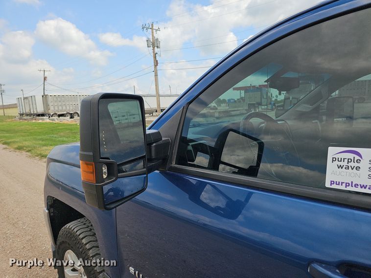 image for item DO2875 2017 Chevrolet Silverado 1500  Crew Cab pickup truck