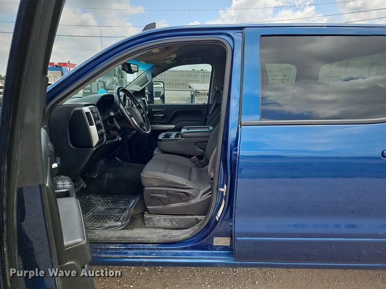 image for item DO2875 2017 Chevrolet Silverado 1500  Crew Cab pickup truck