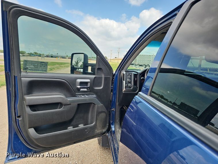 image for item DO2875 2017 Chevrolet Silverado 1500  Crew Cab pickup truck