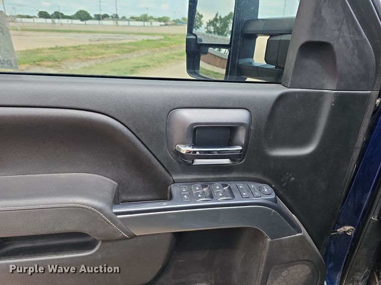 image for item DO2875 2017 Chevrolet Silverado 1500  Crew Cab pickup truck