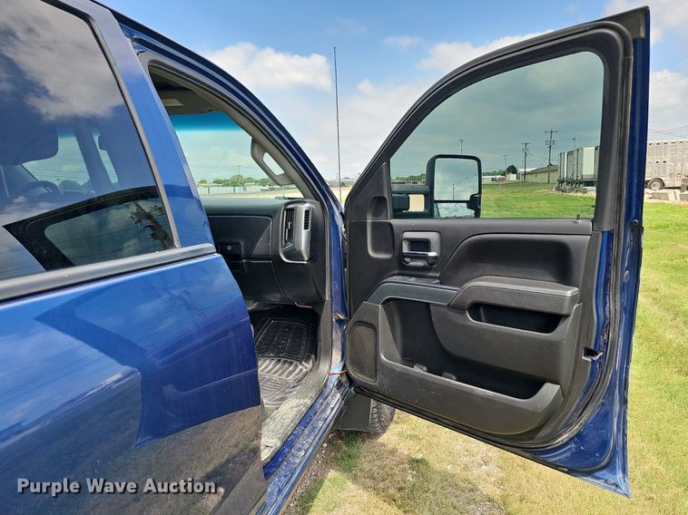 image for item DO2875 2017 Chevrolet Silverado 1500  Crew Cab pickup truck