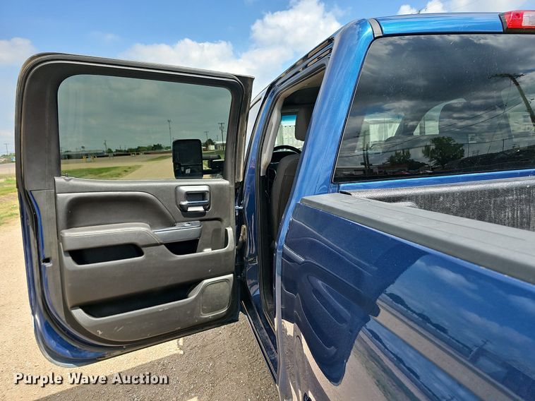 image for item DO2875 2017 Chevrolet Silverado 1500  Crew Cab pickup truck