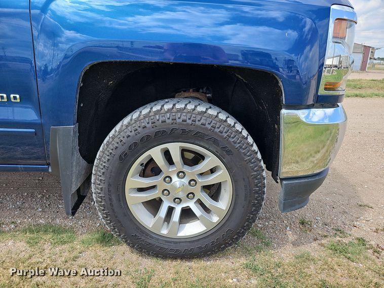 image for item DO2875 2017 Chevrolet Silverado 1500  Crew Cab pickup truck