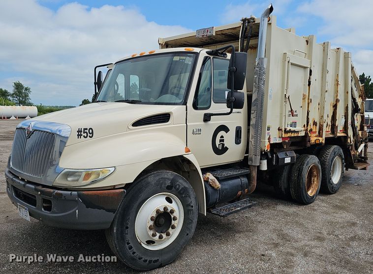 image for item DQ0088 2004 International 4300  refuse truck