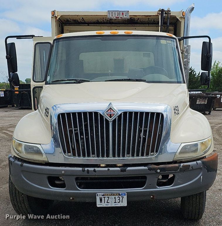 image for item DQ0088 2004 International 4300  refuse truck