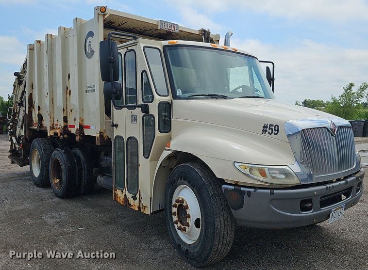 image for item DQ0088 2004 International 4300  refuse truck