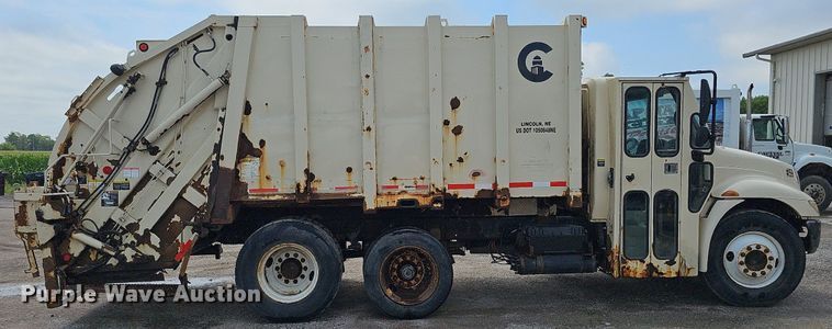 image for item DQ0088 2004 International 4300  refuse truck