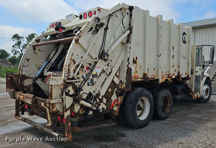 image for item DQ0088 2004 International 4300  refuse truck