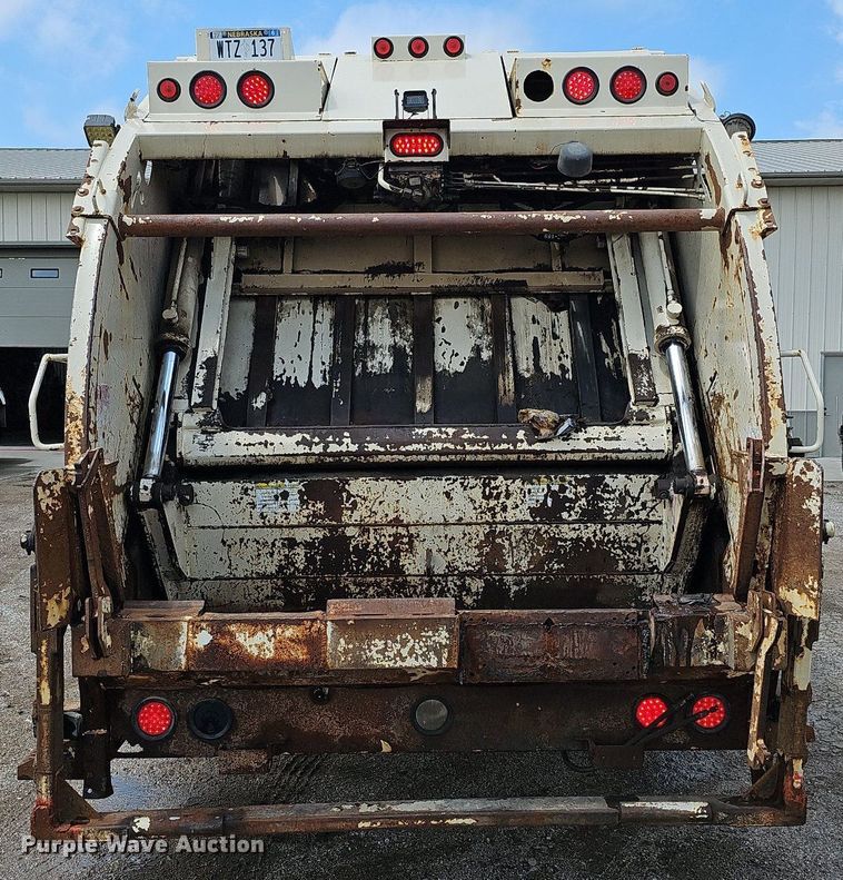 image for item DQ0088 2004 International 4300  refuse truck