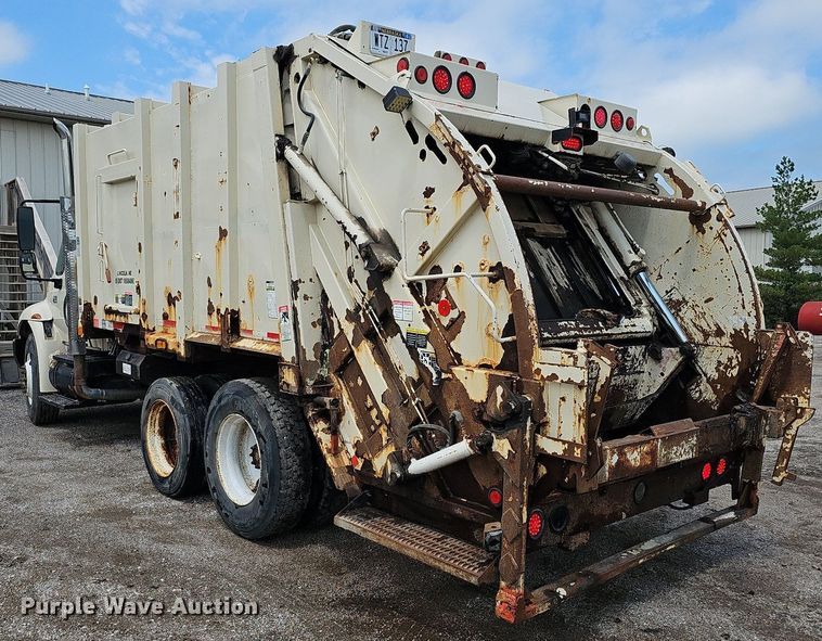 image for item DQ0088 2004 International 4300  refuse truck