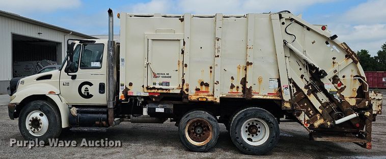 image for item DQ0088 2004 International 4300  refuse truck