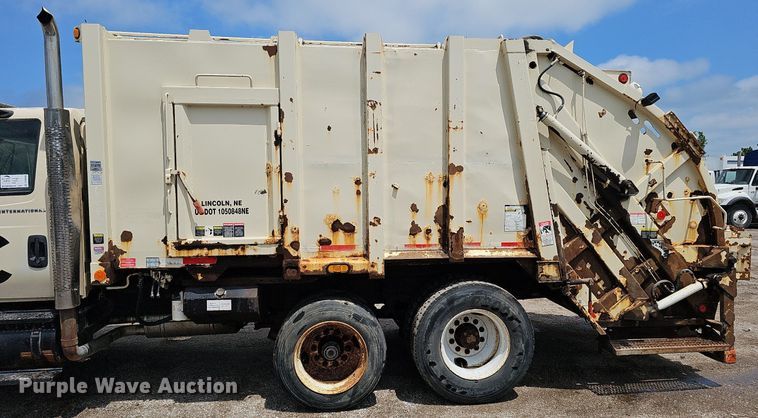 image for item DQ0088 2004 International 4300  refuse truck