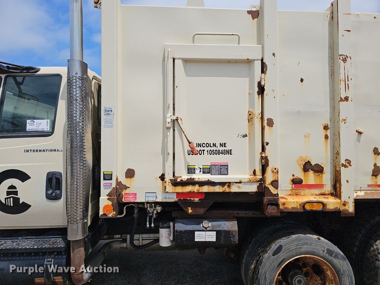 image for item DQ0088 2004 International 4300  refuse truck