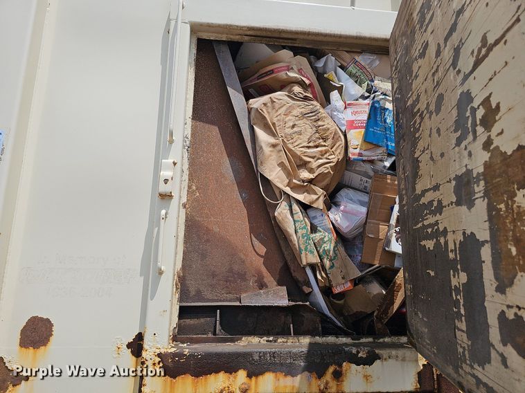 image for item DQ0088 2004 International 4300  refuse truck