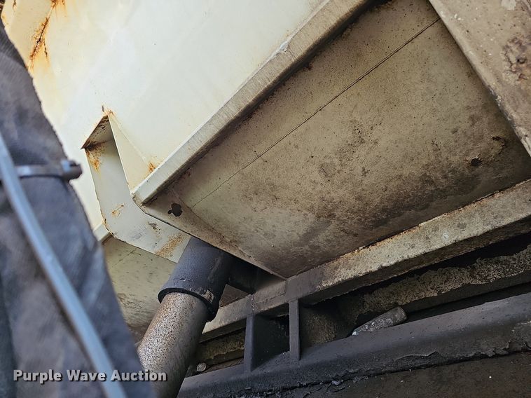 image for item DQ0088 2004 International 4300  refuse truck