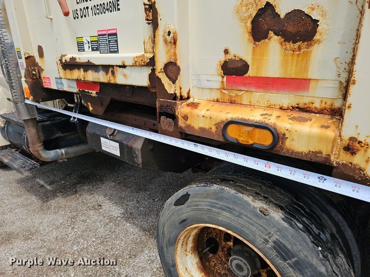 image for item DQ0088 2004 International 4300  refuse truck