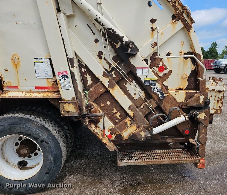 image for item DQ0088 2004 International 4300  refuse truck