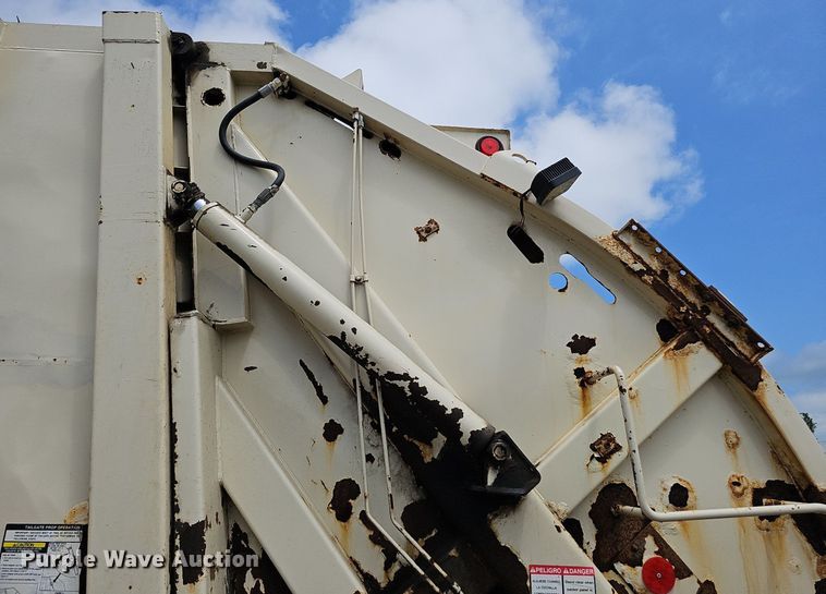 image for item DQ0088 2004 International 4300  refuse truck