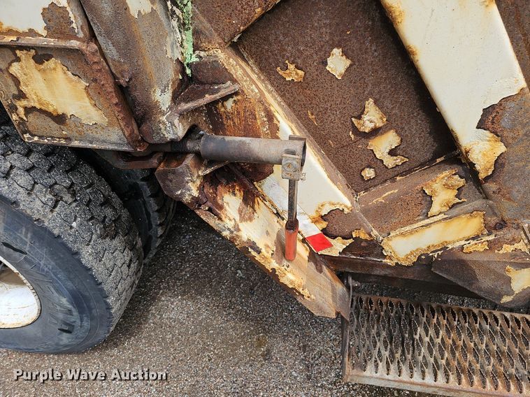 image for item DQ0088 2004 International 4300  refuse truck