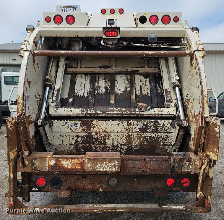 image for item DQ0088 2004 International 4300  refuse truck