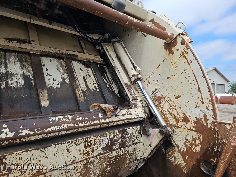 image for item DQ0088 2004 International 4300  refuse truck