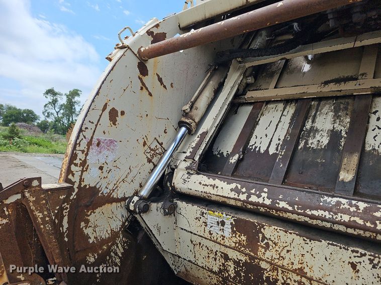 image for item DQ0088 2004 International 4300  refuse truck