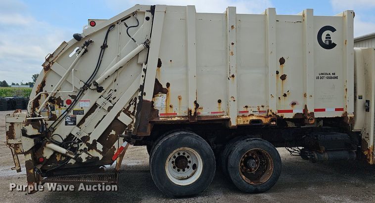 image for item DQ0088 2004 International 4300  refuse truck