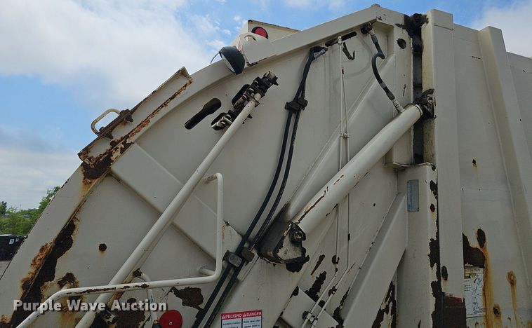 image for item DQ0088 2004 International 4300  refuse truck