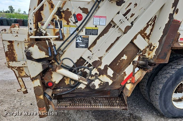 image for item DQ0088 2004 International 4300  refuse truck