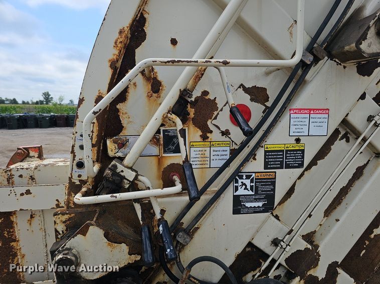 image for item DQ0088 2004 International 4300  refuse truck