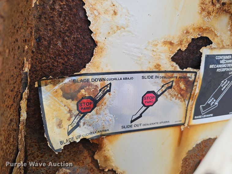 image for item DQ0088 2004 International 4300  refuse truck