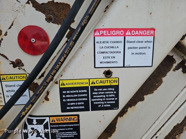 image for item DQ0088 2004 International 4300  refuse truck