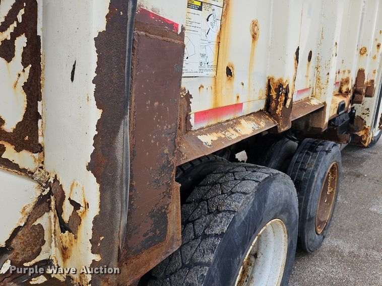 image for item DQ0088 2004 International 4300  refuse truck