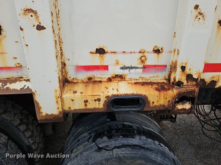 image for item DQ0088 2004 International 4300  refuse truck