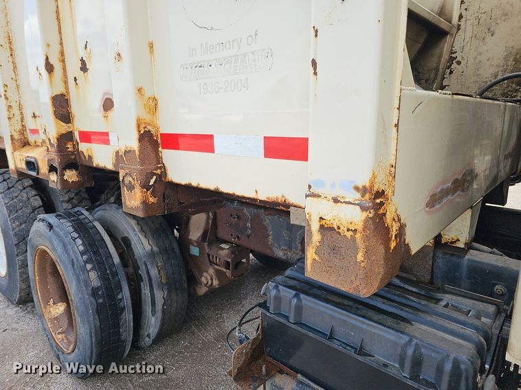 image for item DQ0088 2004 International 4300  refuse truck