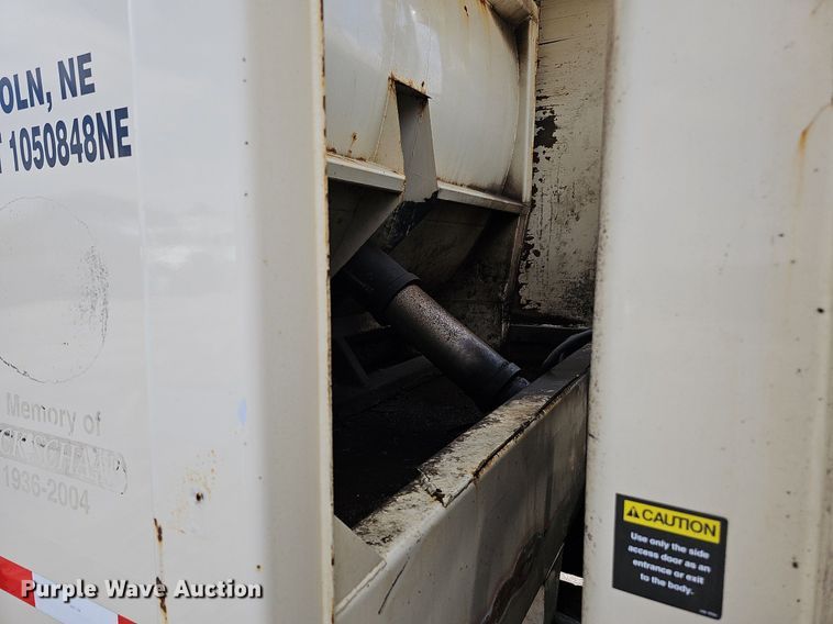 image for item DQ0088 2004 International 4300  refuse truck