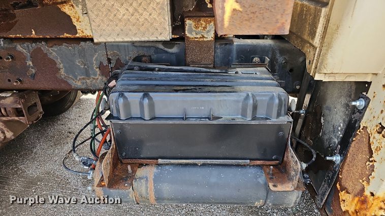 image for item DQ0088 2004 International 4300  refuse truck