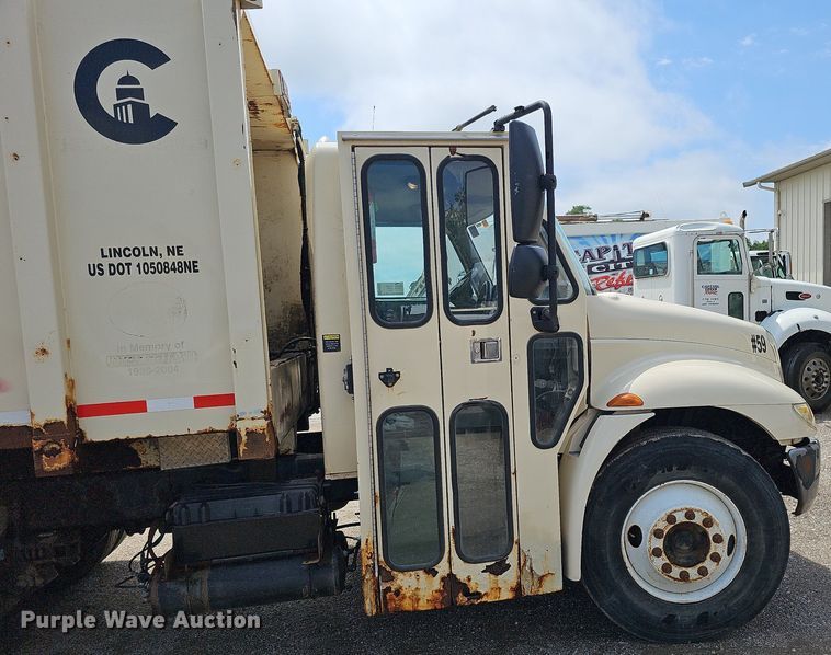 image for item DQ0088 2004 International 4300  refuse truck