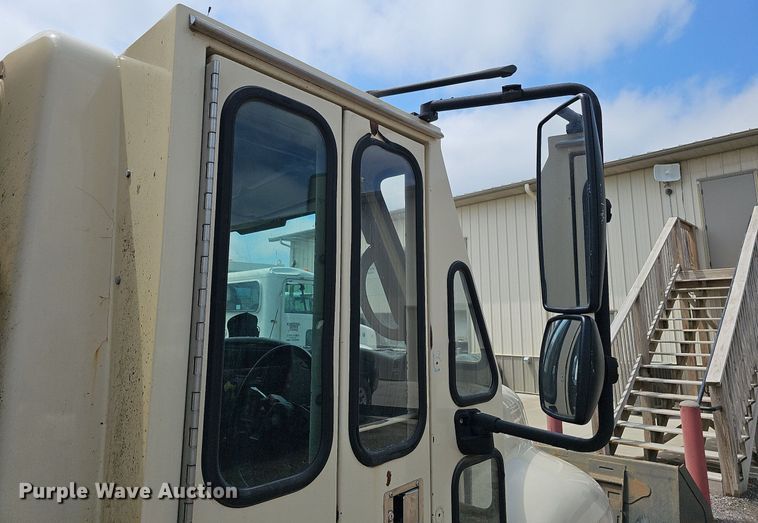 image for item DQ0088 2004 International 4300  refuse truck