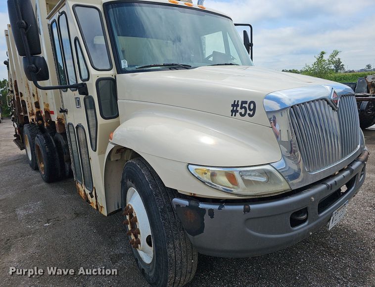 image for item DQ0088 2004 International 4300  refuse truck