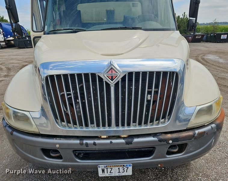 image for item DQ0088 2004 International 4300  refuse truck