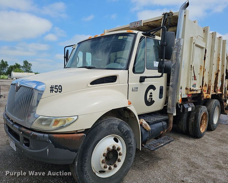 image for item DQ0088 2004 International 4300  refuse truck